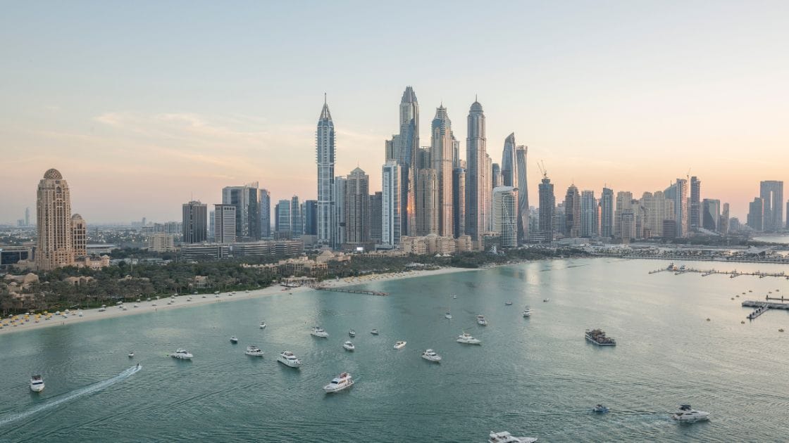 عقد عمل لمدة سنتين في دبي براتب 13000 درهم اماراتي
