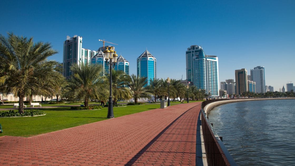 عقد عمل لمدة سنتين في الإمارات براتب 10800 درهم إماراتي